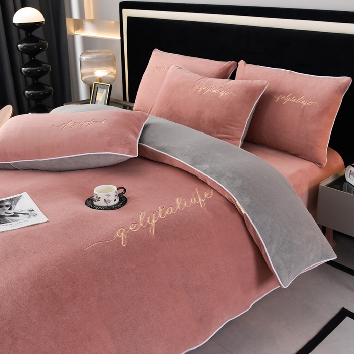 91家纺网 家纺一手货源 找家纺 氧家 2024新款宽边撞色对角牛奶绒绣花四件套--典雅 典雅-浅豆沙