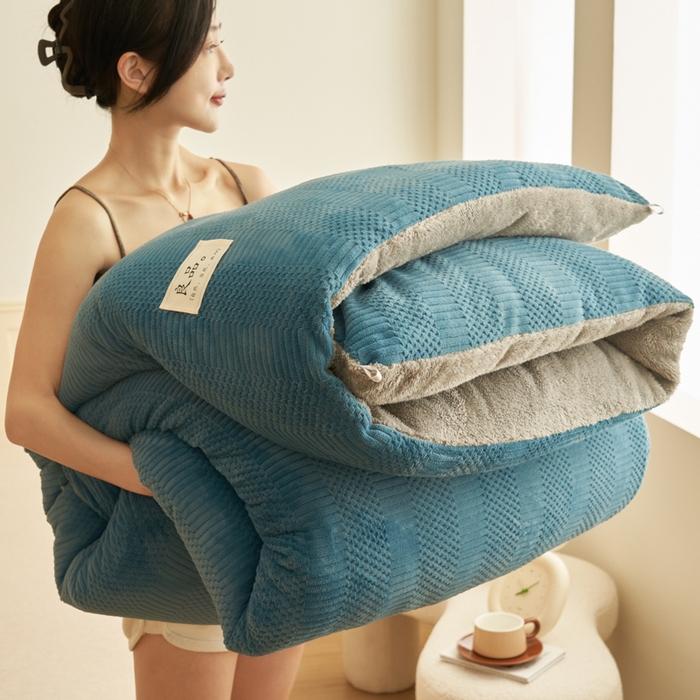 91家纺网 家纺一手货源 找家纺 2024新款保暖牛奶绒剪花北极绒冬被子被芯 宾利蓝