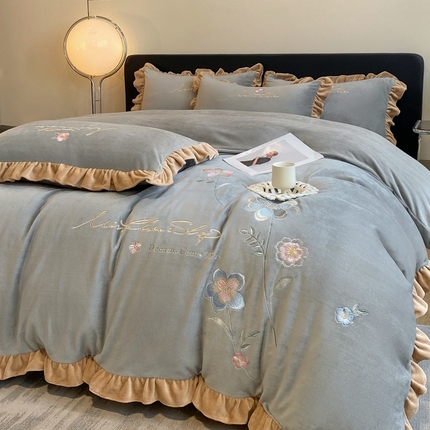 91家纺网 家纺一手货源 找家纺  2025新款高克重加厚纯色刺绣花边款牛奶绒四件直播8斤梦境-经典灰