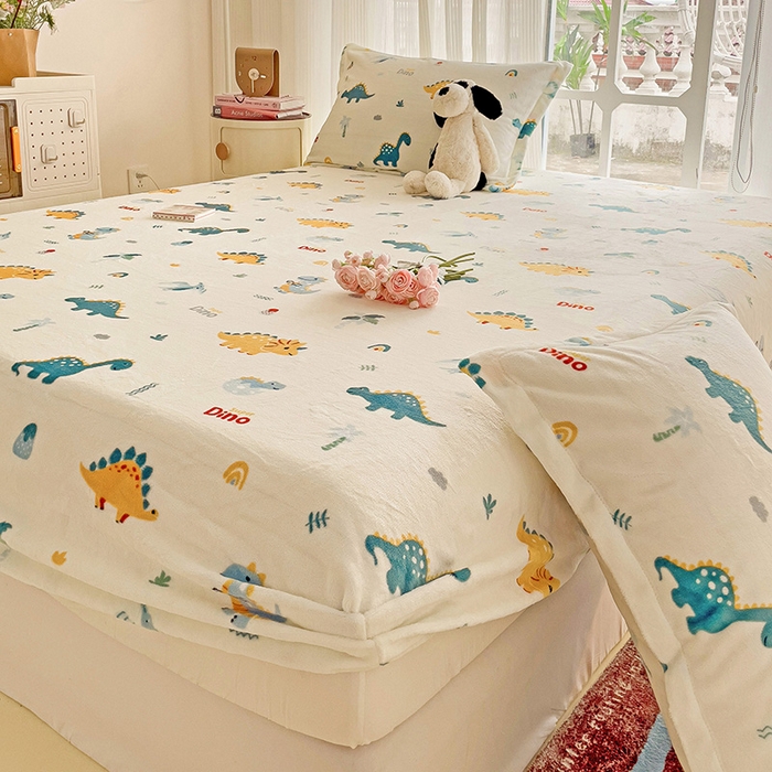 91家纺网 家纺一手货源 找家纺 名兮 2024卡通时尚风高克重牛奶绒床笠 恐龙多多