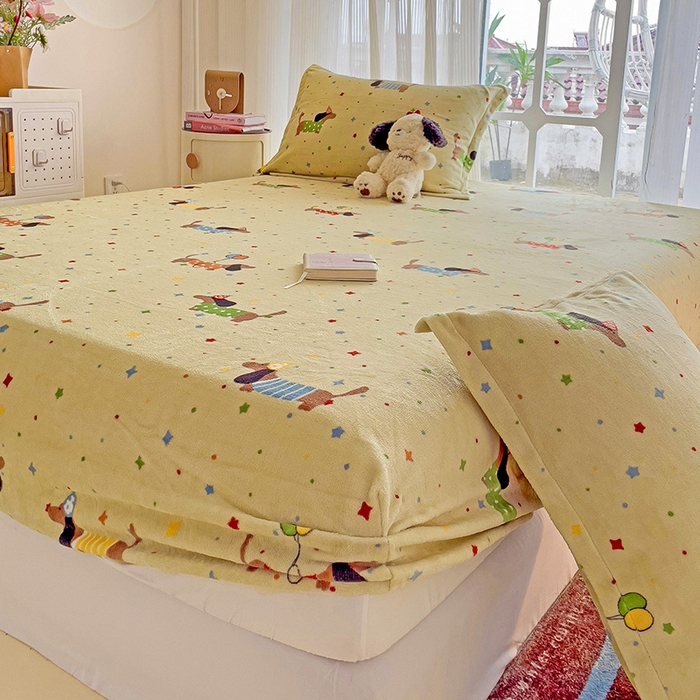 91家纺网 家纺一手货源 找家纺 名兮 2024卡通时尚风高克重牛奶绒床笠 腊肠狗