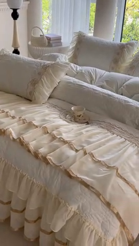 91家纺网 家纺一手货源 找家纺 罗艺轩 2024新款公主风水洗棉夹棉床裙款四件套-花蔓花蔓-牛乳白