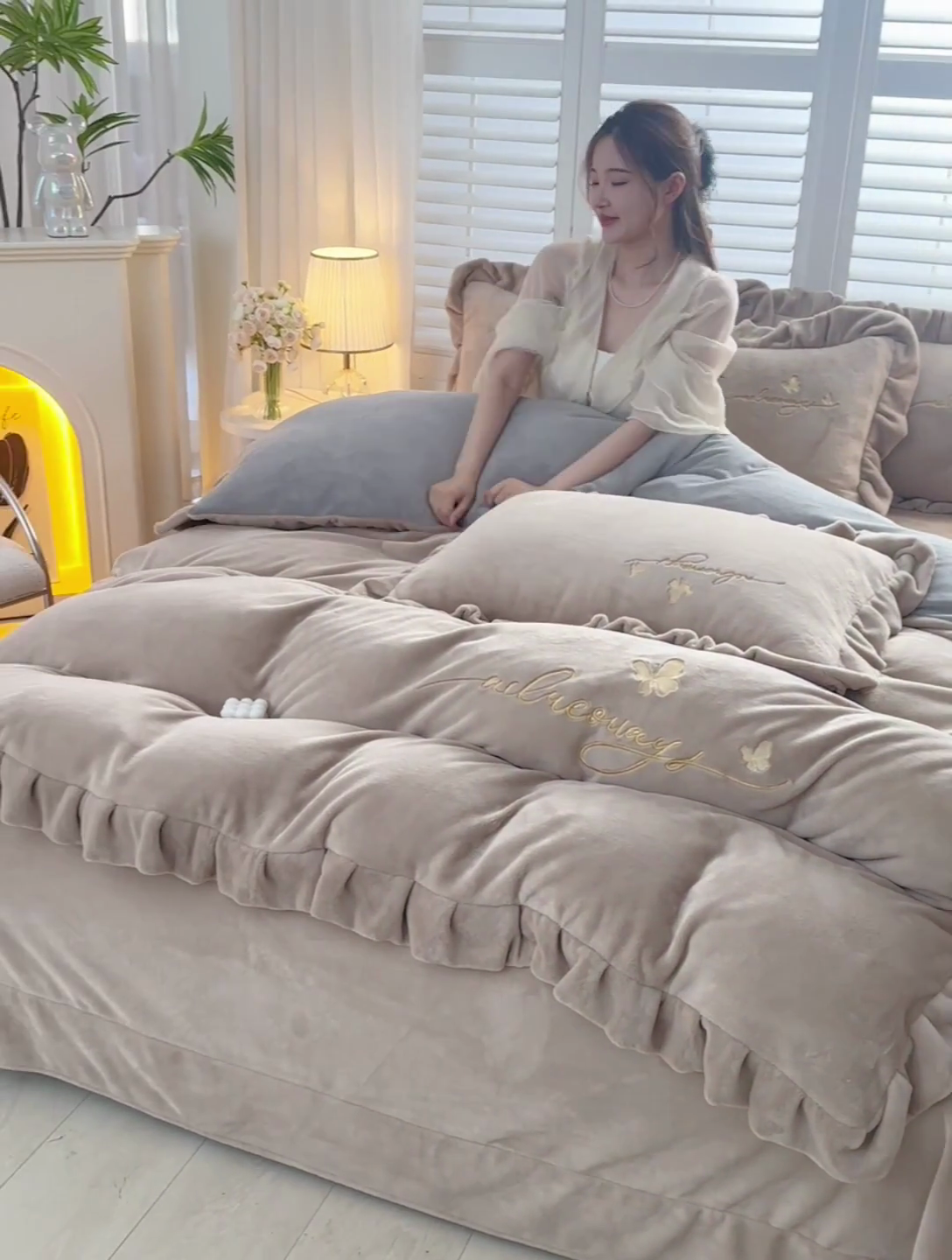 91家纺网 家纺一手货源 找家纺 氧家 2024新款韩版牛奶绒绣花四件套--蝶恋 羽蝶-卡其色