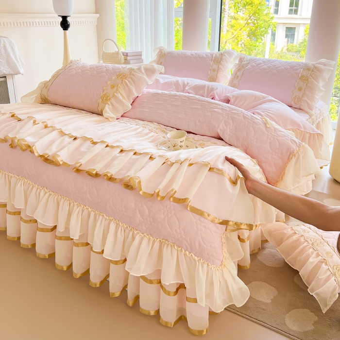 91家纺网 家纺一手货源 找家纺 罗艺轩 2024新款公主风水洗棉夹棉床裙款四件套-花蔓花蔓-少女粉