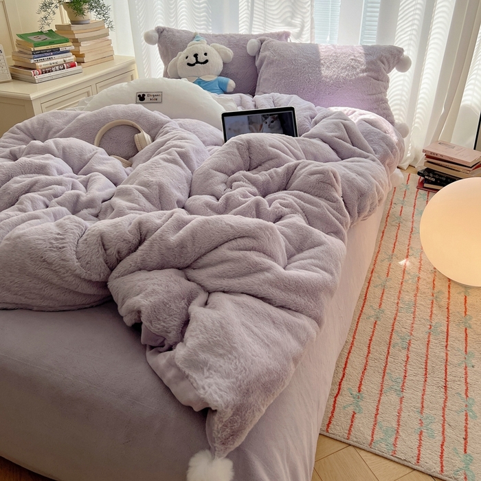91家纺网 家纺一手货源 找家纺 金爱家 2024新款A类兔毛毛球350克立体牛奶绒四件套 毛球纯色-青紫