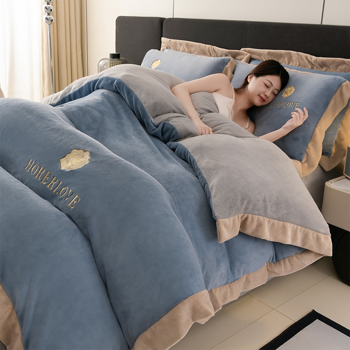 91家纺网 家纺一手货源 找家纺 （总）氧家 2024新款宽边撞色对角牛奶绒绣花四件套--花韵对角