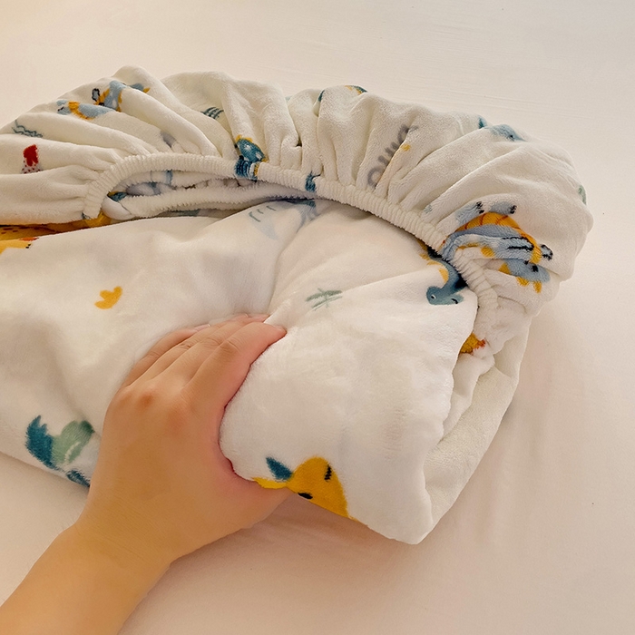 91家纺网 家纺一手货源 找家纺 名兮 2024卡通时尚风高克重牛奶绒床笠 恐龙多多