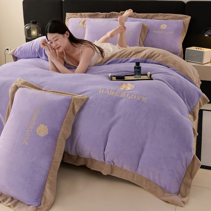 91家纺网 家纺一手货源 找家纺 氧家 2024新款宽边撞色对角牛奶绒绣花四件套--花颜对角 花韵-丁香紫