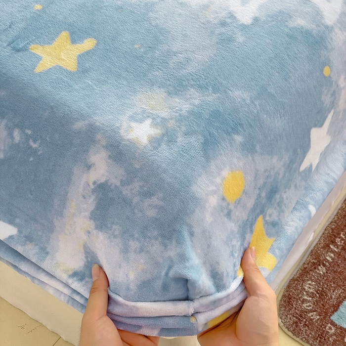 91家纺网 家纺一手货源 找家纺 名兮 2024卡通时尚风高克重牛奶绒床笠 满天星