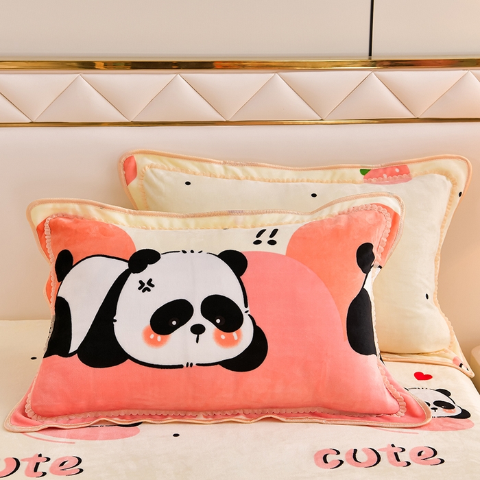 91家纺网 家纺一手货源 找家纺 沐妍家纺 2024新款7斤牛奶法莱绒金貂绒印花四件套 草莓熊