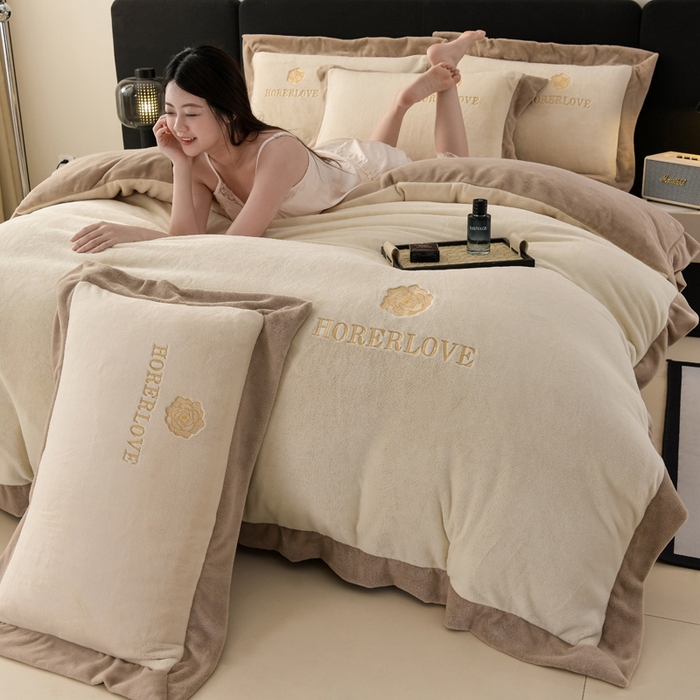 91家纺网 家纺一手货源 找家纺 氧家 2024新款宽边撞色对角牛奶绒绣花四件套--花颜对角 花韵-高雅白