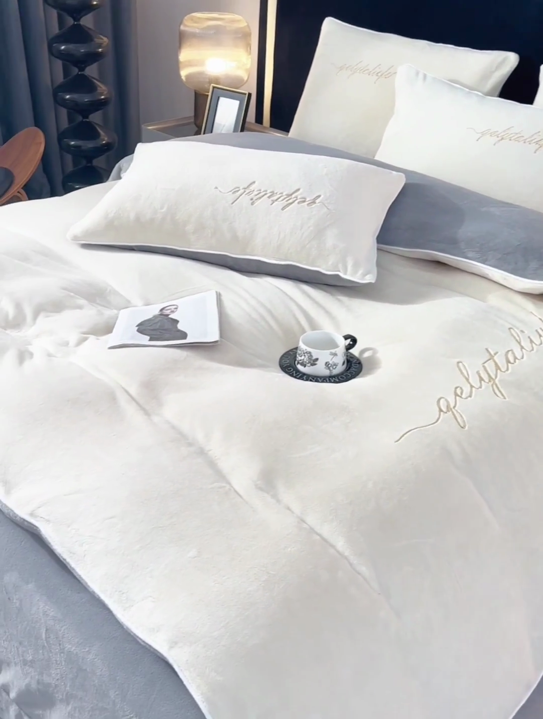 91家纺网 家纺一手货源 找家纺 氧家 2024新款宽边撞色对角牛奶绒绣花四件套--典雅 典雅-高雅白