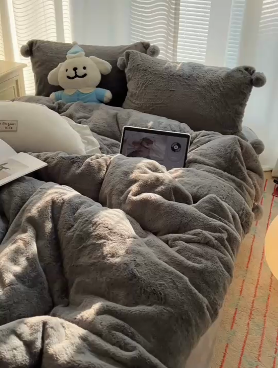 91家纺网 家纺一手货源 找家纺 金爱家 2024新款A类兔毛毛球350克立体牛奶绒四件套 毛球纯色-灰黑