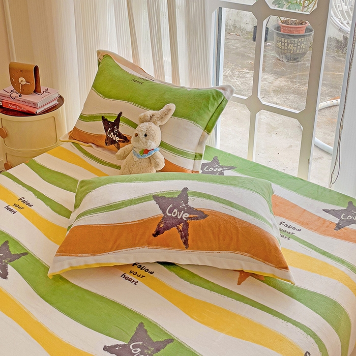 91家纺网 家纺一手货源 找家纺 名兮 2024卡通时尚风高克重牛奶绒床笠 繁星