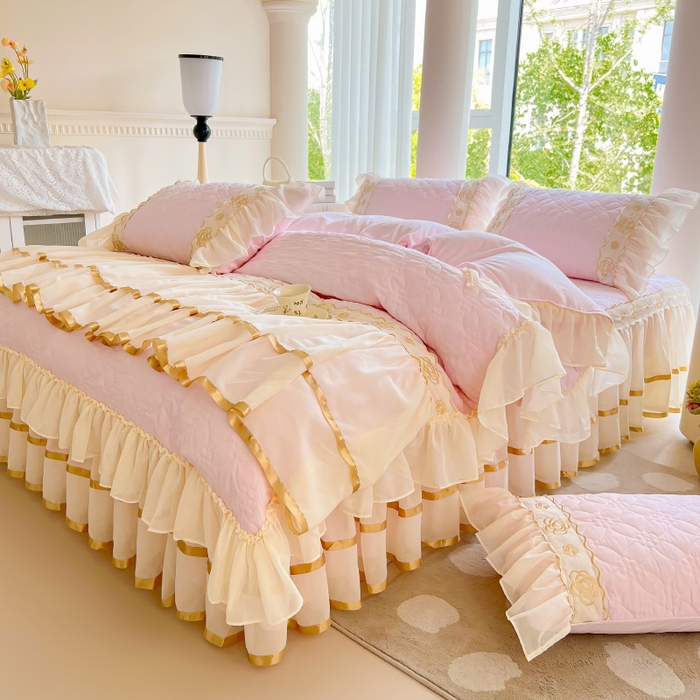 91家纺网 家纺一手货源 找家纺 罗艺轩 2024新款公主风水洗棉夹棉床裙款四件套-花蔓花蔓-少女粉