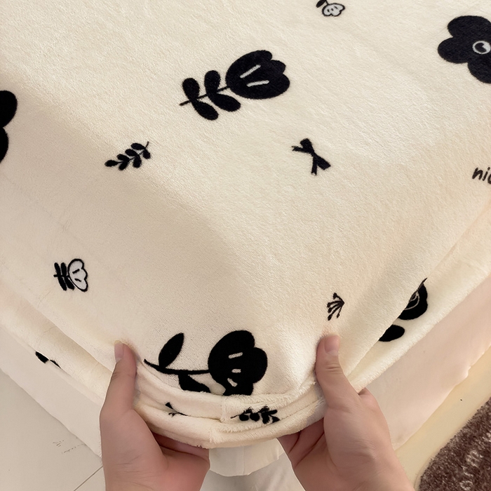 91家纺网 家纺一手货源 找家纺 名兮 2024卡通时尚风高克重牛奶绒床笠 花溪