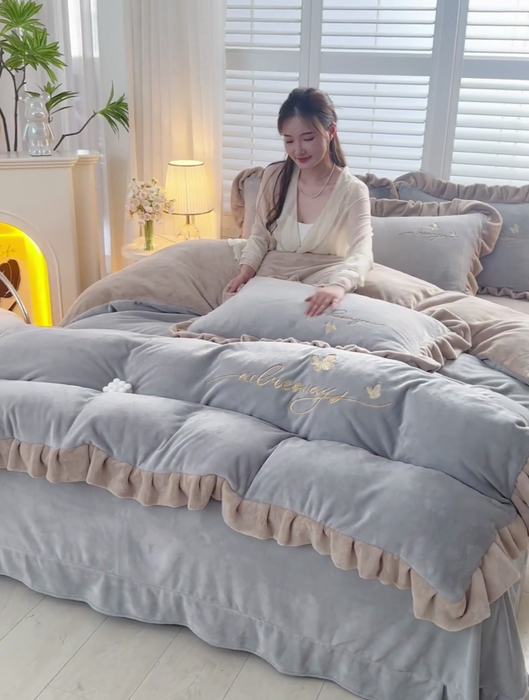 91家纺网 家纺一手货源 找家纺 氧家 2024新款韩版牛奶绒绣花四件套--蝶恋 羽蝶-浅灰