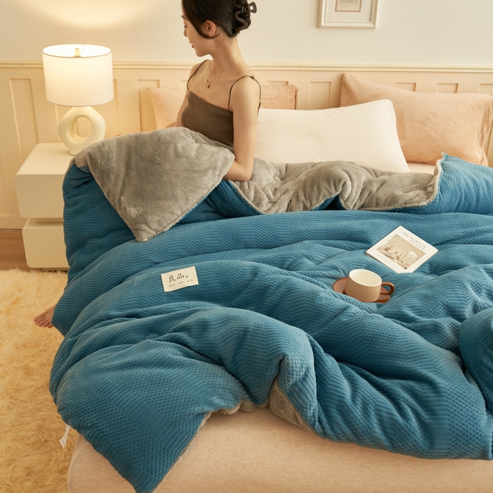 91家纺网 家纺一手货源 找家纺 2024新款保暖牛奶绒剪花北极绒冬被子被芯 宾利蓝