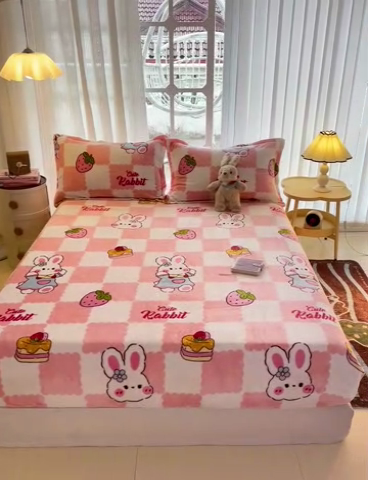 91家纺网 家纺一手货源 找家纺 名兮 2024卡通时尚风高克重牛奶绒床笠 格子兔