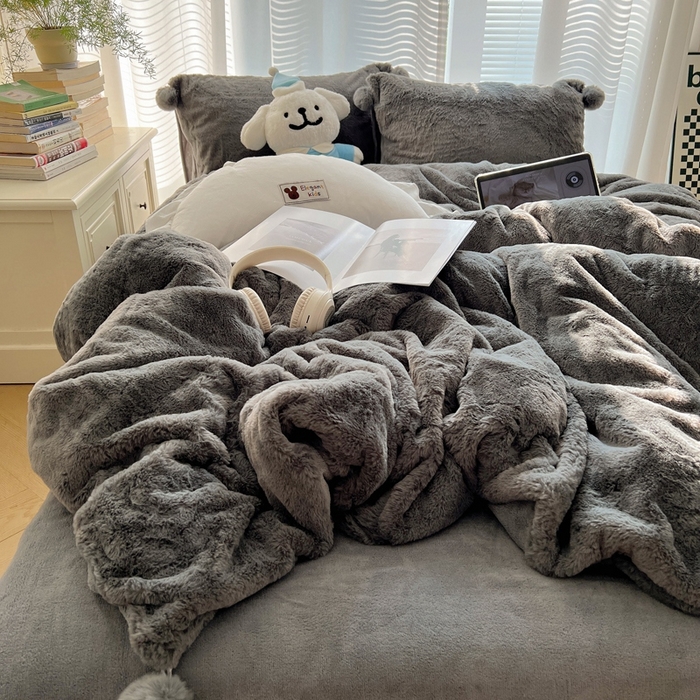 91家纺网 家纺一手货源 找家纺 金爱家 2024新款A类兔毛毛球350克立体牛奶绒四件套 毛球纯色-灰黑