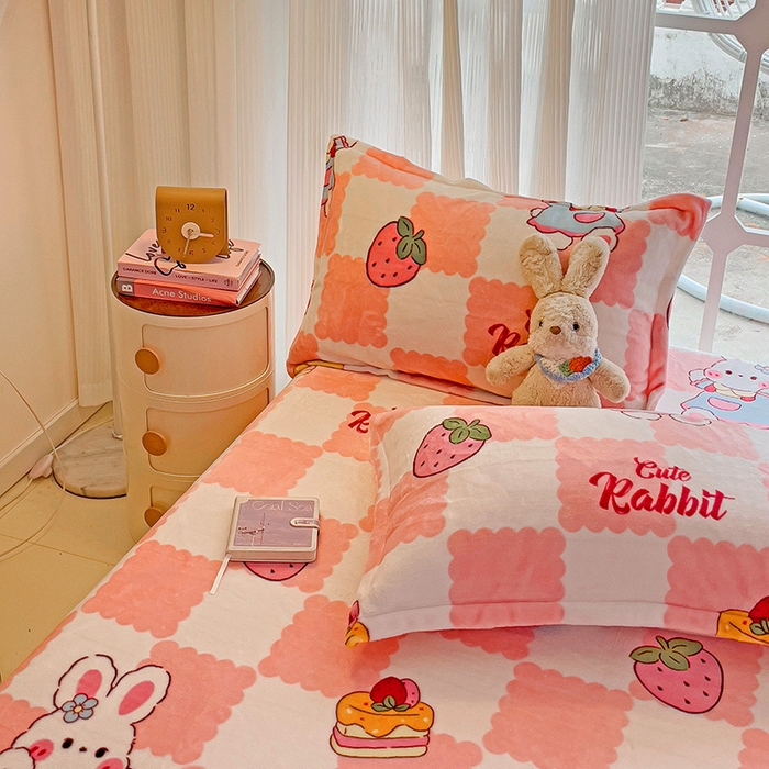 91家纺网 家纺一手货源 找家纺 名兮 2024卡通时尚风高克重牛奶绒床笠 格子兔