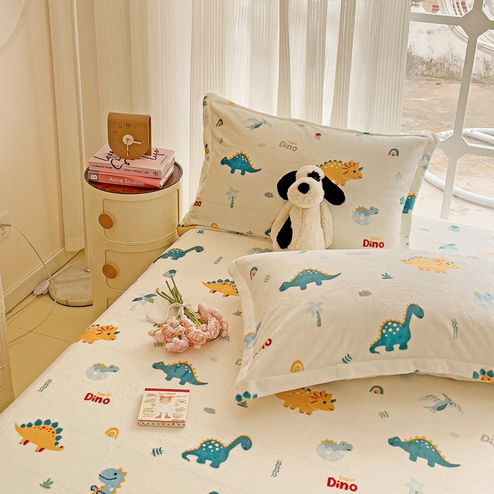 91家纺网 家纺一手货源 找家纺 名兮 2024卡通时尚风高克重牛奶绒床笠 恐龙多多