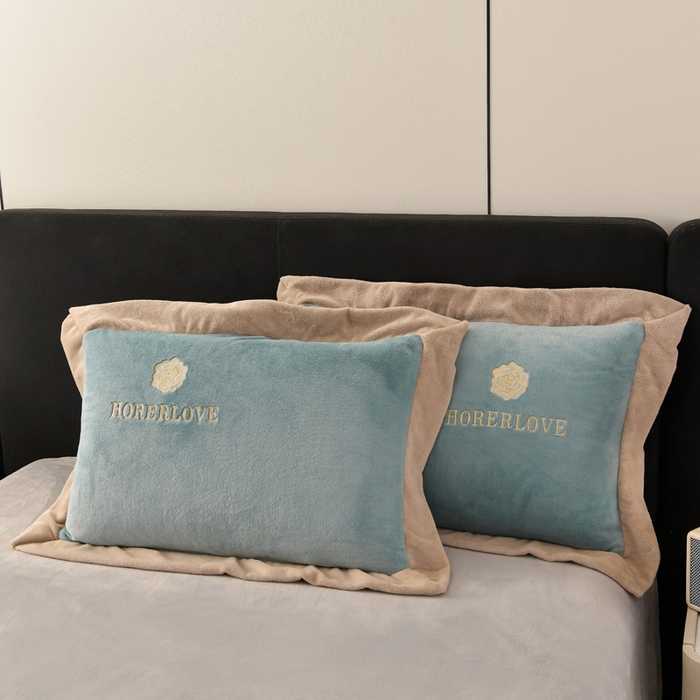 91家纺网 家纺一手货源 找家纺 氧家 2024新款宽边撞色对角牛奶绒绣花四件套--花颜对角 花韵-草绿