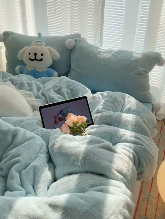 91家纺网 家纺一手货源 找家纺 金爱家 2024新款A类兔毛毛球350克立体牛奶绒四件套 毛球纯色-海蓝