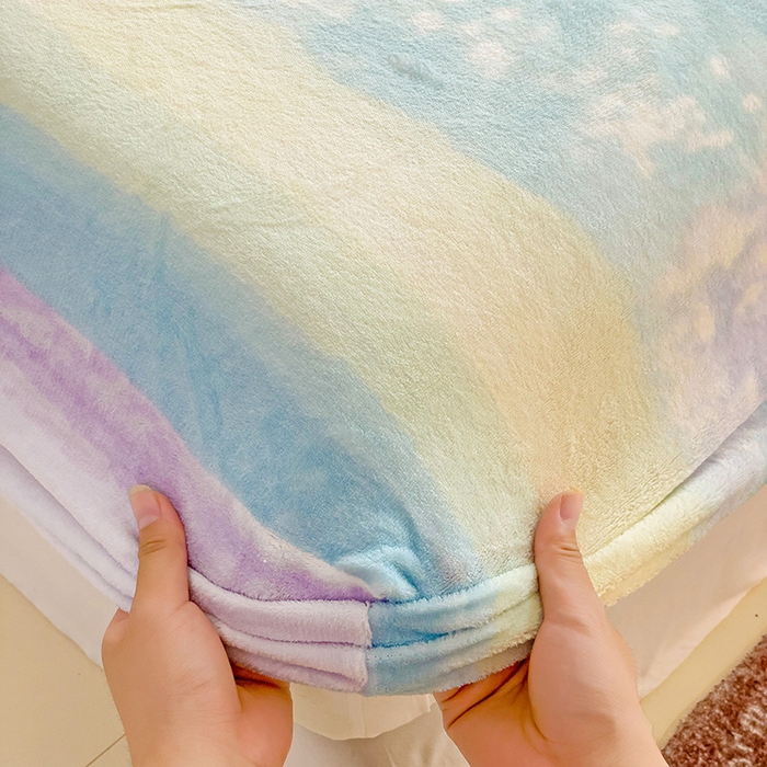 91家纺网 家纺一手货源 找家纺 名兮 2024卡通时尚风高克重牛奶绒床笠 彩色的梦