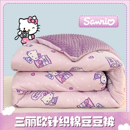91家纺网 家纺一手货源 找家纺 心卓婴童馆 2025新款三丽欧针织棉豆豆被系列成人款 糖果凯蒂猫