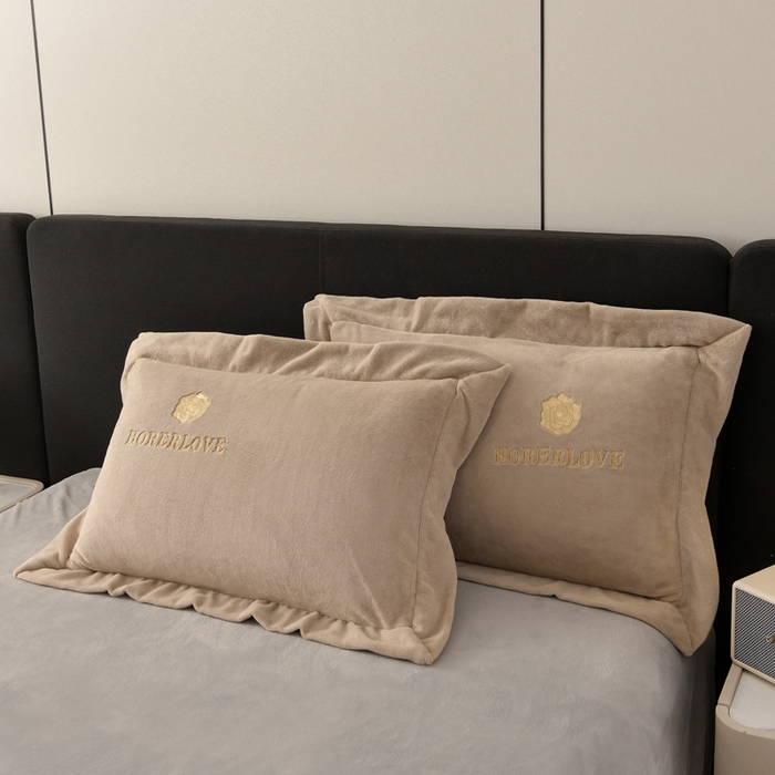 91家纺网 家纺一手货源 找家纺 氧家 2024新款宽边撞色对角牛奶绒绣花四件套--花颜对角 花韵-卡琪