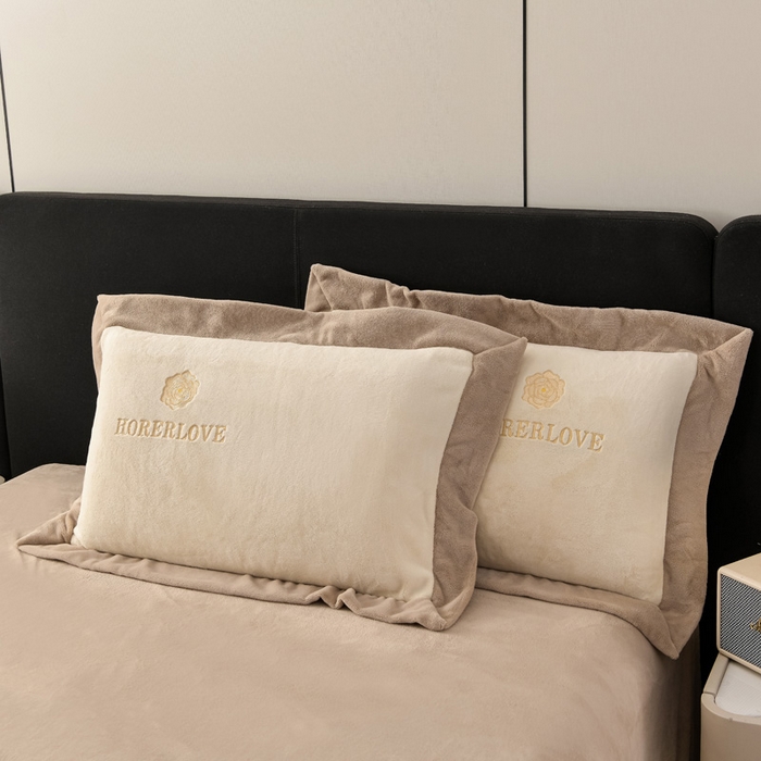 91家纺网 家纺一手货源 找家纺 氧家 2024新款宽边撞色对角牛奶绒绣花四件套--花颜对角 花韵-高雅白