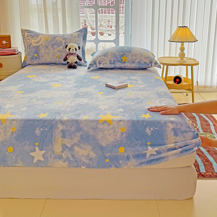 91家纺网 家纺一手货源 找家纺 名兮 2024卡通时尚风高克重牛奶绒床笠 满天星