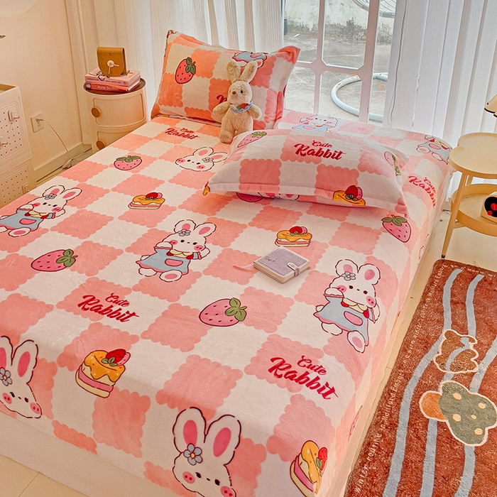 91家纺网 家纺一手货源 找家纺 名兮 2024卡通时尚风高克重牛奶绒床笠 格子兔