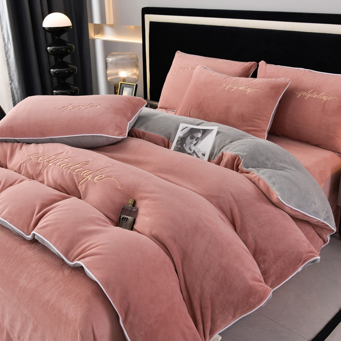 91家纺网 家纺一手货源 找家纺 氧家 2024新款宽边撞色对角牛奶绒绣花四件套--典雅 典雅-浅豆沙