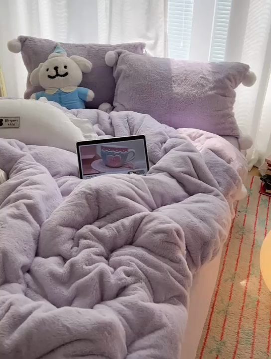 91家纺网 家纺一手货源 找家纺 金爱家 2024新款A类兔毛毛球350克立体牛奶绒四件套 毛球纯色-青紫