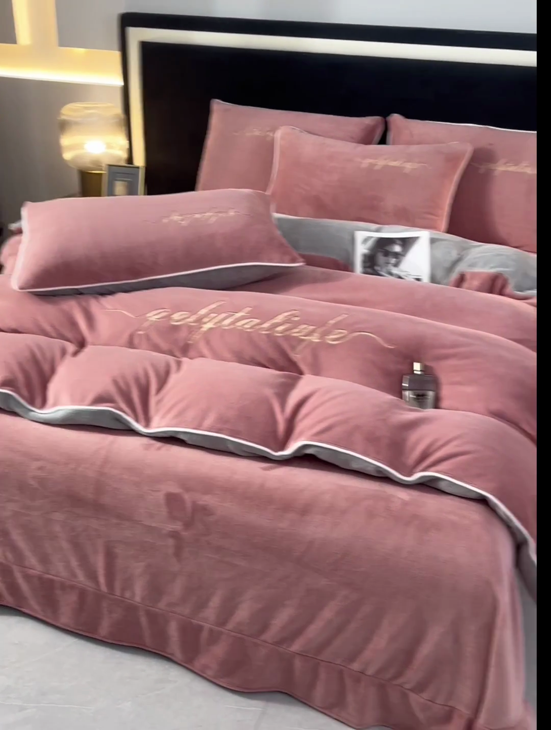 91家纺网 家纺一手货源 找家纺 氧家 2024新款宽边撞色对角牛奶绒绣花四件套--典雅 典雅-浅豆沙