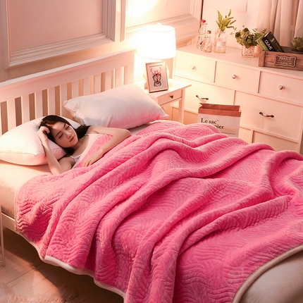 91家纺网 家纺一手货源 找家纺 （总）小牛席业 2024新款水波纹休闲复合毛毯系列法兰绒大有光双层夹棉毯子拉舍尔盖