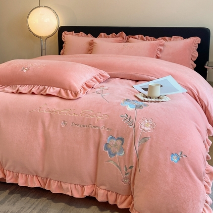 91家纺网 家纺一手货源 找家纺  2025新款高克重加厚纯色刺绣花边款牛奶绒四件直播8斤梦境-浪漫粉
