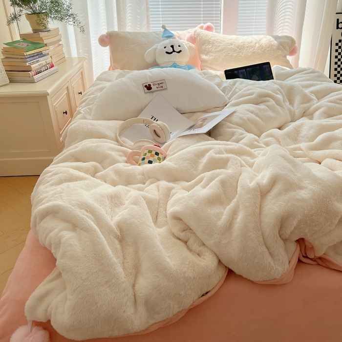 91家纺网 家纺一手货源 找家纺 金爱家 2024新款A类兔毛毛球350克立体牛奶绒四件套 毛球纯色-奶白粉