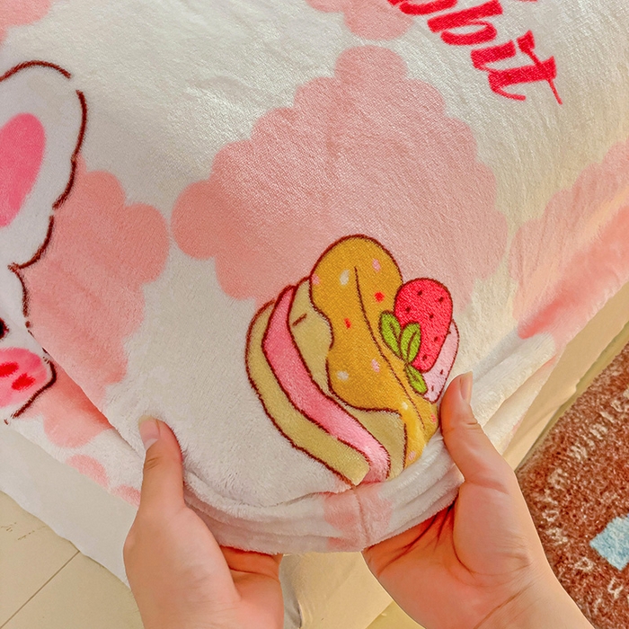 91家纺网 家纺一手货源 找家纺 名兮 2024卡通时尚风高克重牛奶绒床笠 格子兔