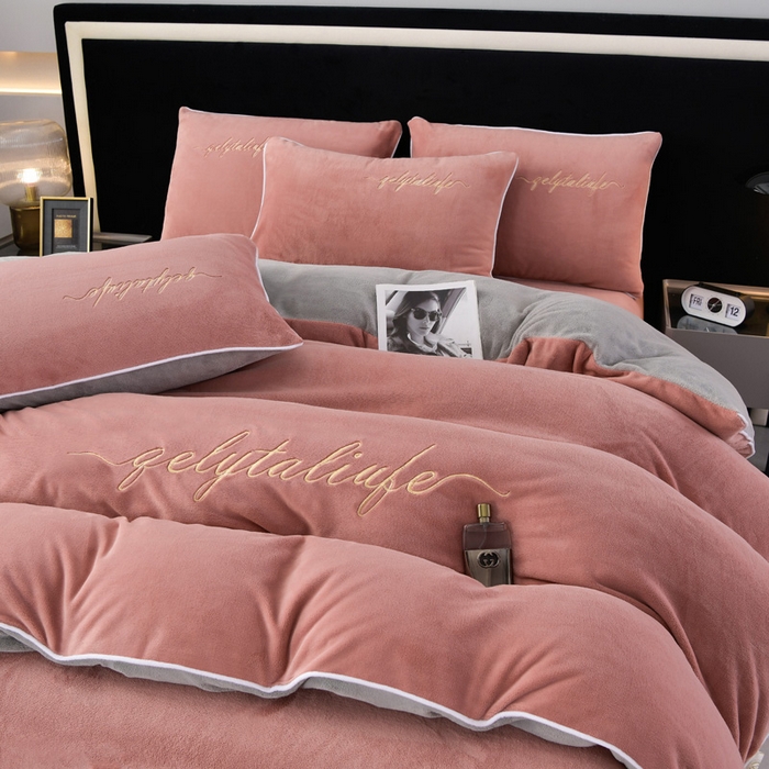 91家纺网 家纺一手货源 找家纺 氧家 2024新款宽边撞色对角牛奶绒绣花四件套--典雅 典雅-浅豆沙