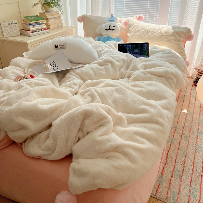 91家纺网 家纺一手货源 找家纺 金爱家 2024新款A类兔毛毛球350克立体牛奶绒四件套 毛球纯色-奶白粉