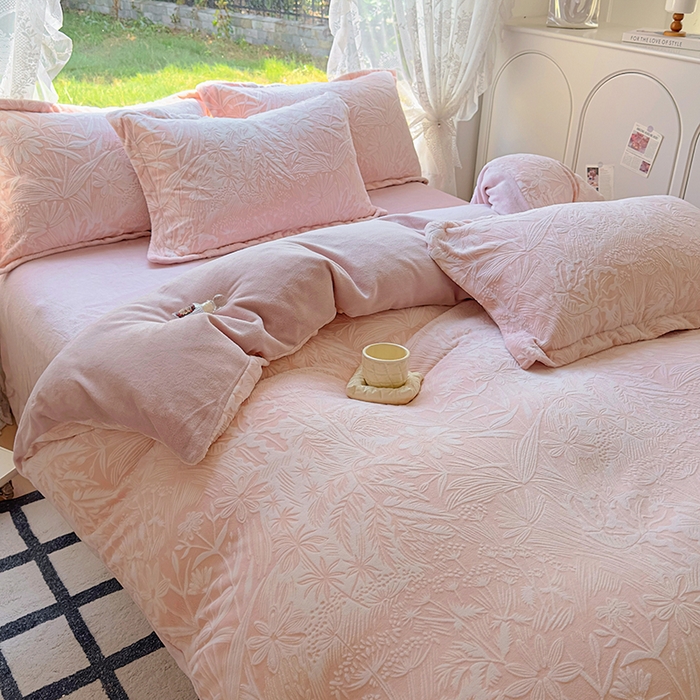 91家纺网 家纺一手货源 找家纺 昊川家纺 2024新款短毛绒牛奶绒立体雕花四件套 暮秋-粉