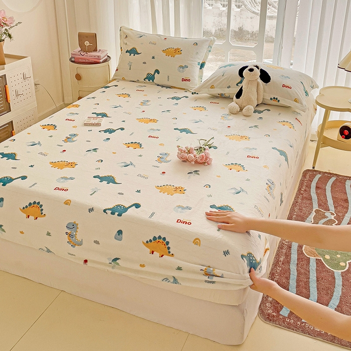 91家纺网 家纺一手货源 找家纺 名兮 2024卡通时尚风高克重牛奶绒床笠 恐龙多多