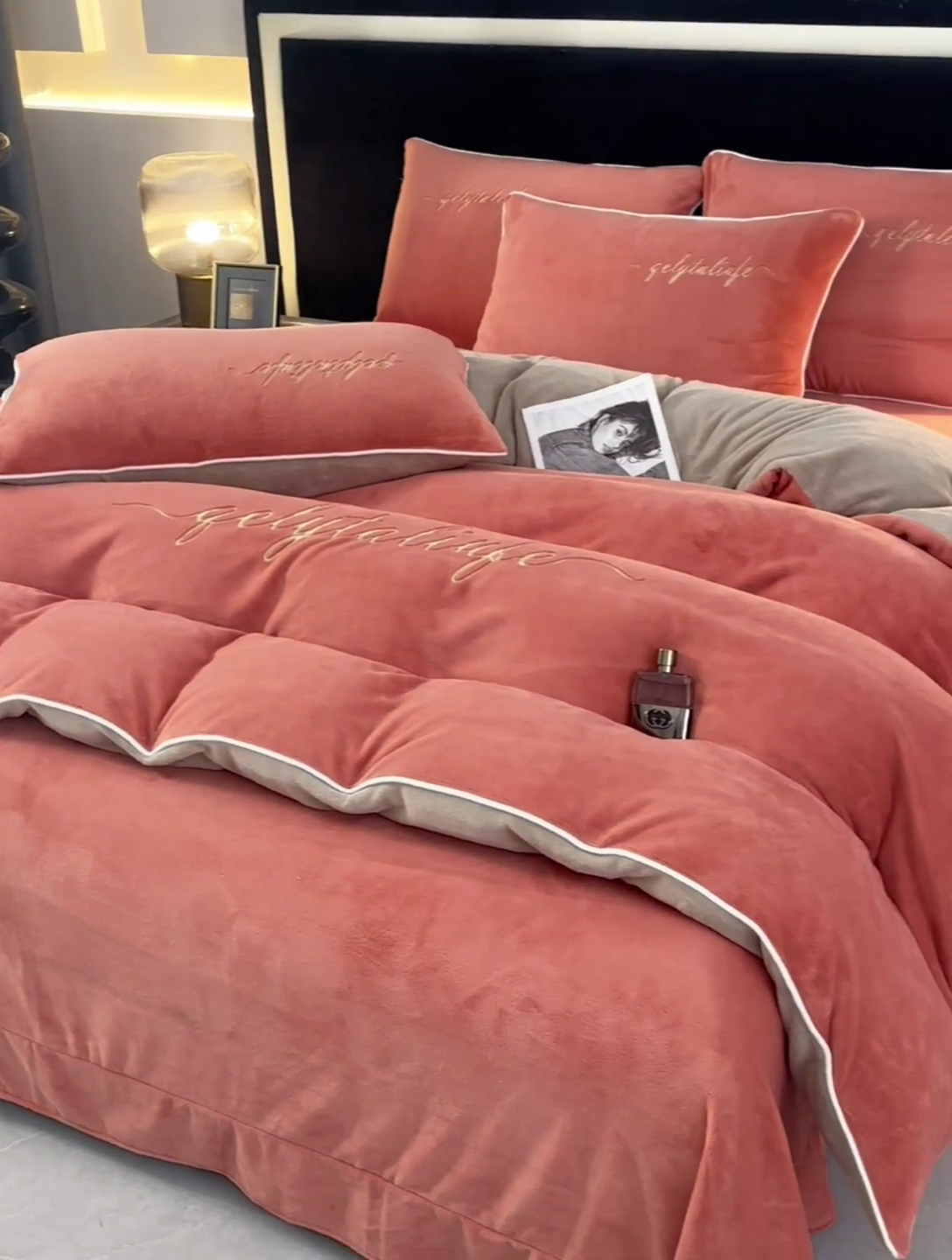 91家纺网 家纺一手货源 找家纺 氧家 2024新款宽边撞色对角牛奶绒绣花四件套--典雅 典雅-橙橘色