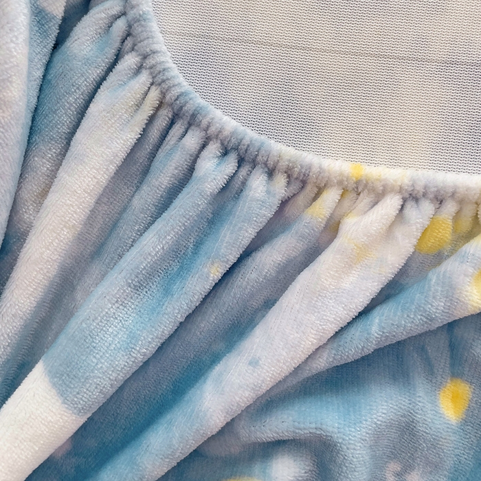 91家纺网 家纺一手货源 找家纺 名兮 2024卡通时尚风高克重牛奶绒床笠 满天星