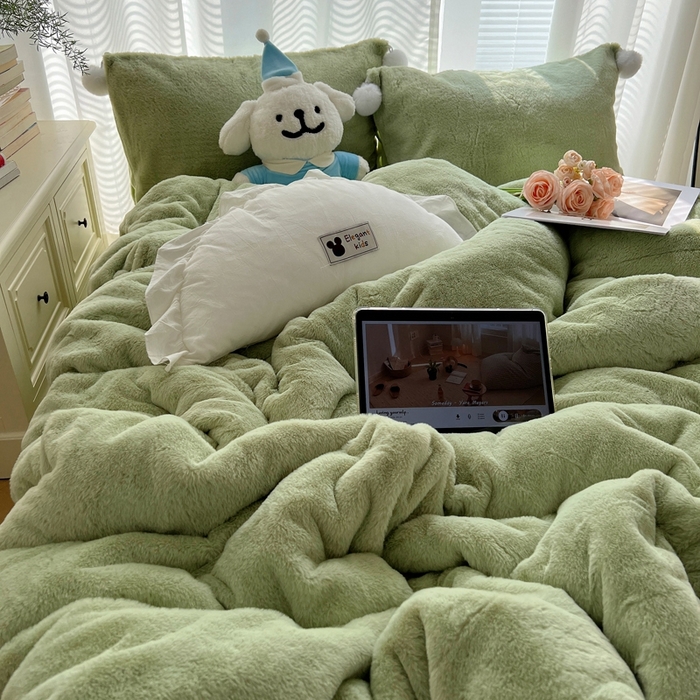 91家纺网 家纺一手货源 找家纺 金爱家 2024新款A类兔毛毛球350克立体牛奶绒四件套 毛球纯色-青绿