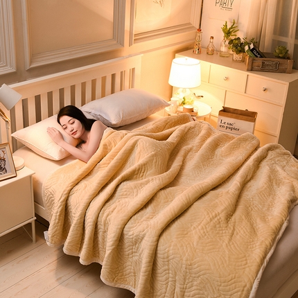 91家纺网 家纺一手货源 找家纺 （总）小牛席业 2024新款水波纹休闲复合毛毯系列法兰绒大有光双层夹棉毯子拉舍尔盖