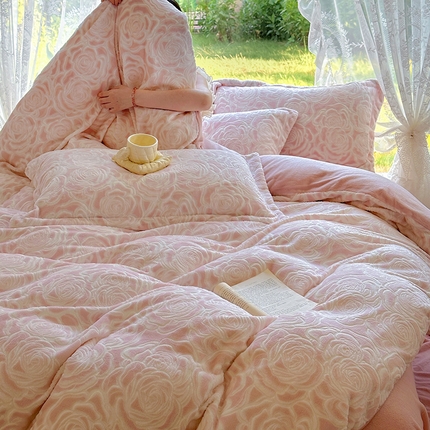 91家纺网 家纺一手货源 找家纺 （总）昊川家纺 2025新款直播热款短毛绒牛奶绒四件套立体雕花四件套